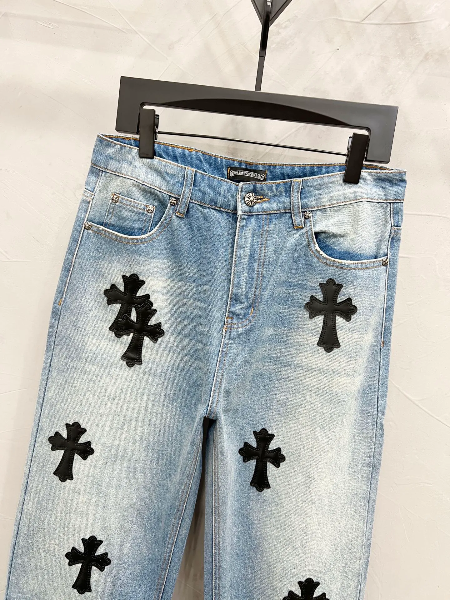 P200 Style Number: [M927] Chrome Hearts & Chrome Hearts 25ss Black Cross Patch Leather Jeans Chrome Hearts’ logging pants are here! ! ! CH Croix Heart Double Knee Cross Patch Leather Bo1 Style Logging Pants Straight-leg Work Pants B136 Croix Heart Cross Sanskrit Overalls Price 24W Level, patchwork cross pattern embellishment, high-waisted washed jeans! ! Absolutely high-end luxury products, 1.9W level god-level single products, super popular products, made by top heavy industry, not to be missed. About Zangyin, this is an extremely luxurious fashion brand, which can also be called the nobles of the high street. It has always been an exclusive brand of some hipsters or rich second generation. Compared with ordinary high streets, it is more luxurious and noble. Compared with luxury brands, it has a more fashionable personality and has always been a brand that I have a special liking for. Imported yarn is custom-woven into a high-density twill canvas, which ensures a crisp silhouette while also making the fabric feel very delicate. It follows the B01 classic silhouette, with a crisp and stylish upper body. The ready-made garments are stone-ground and fermented and can be matched with any style. Buttons and zinc brushing are washed with genuine YKK retro metal products. Double-layered canvas on the front. Perfect details. All hardware is perfect. Size: 30-32-34-36 Color: blue pants and black leather